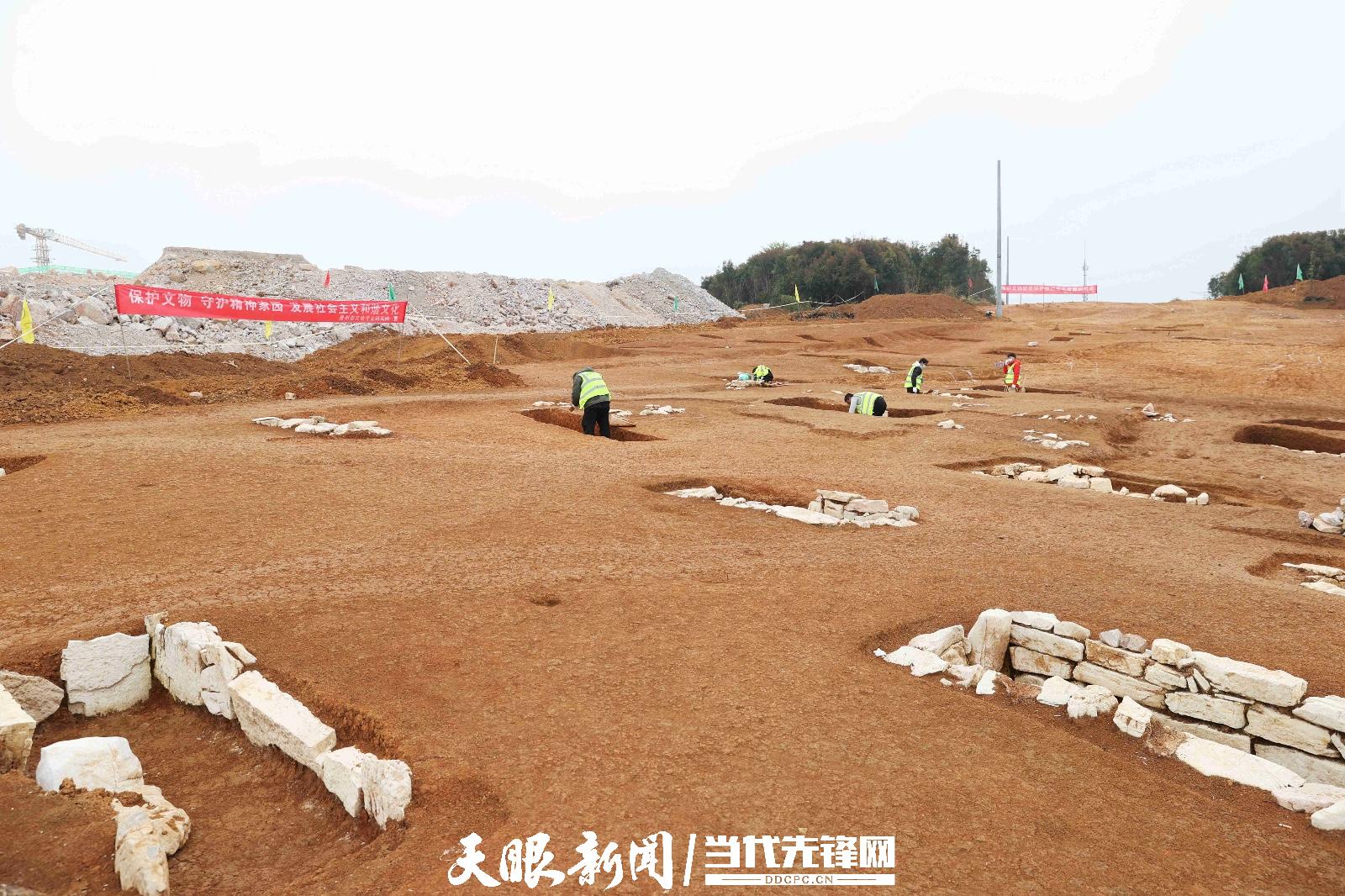 贵安新区大松山墓群是贵州考古历史上第8次入选“全国十大考古新发现”的遗址，考古发掘现场已被保护起来。图为考古发掘现场。张凯 摄.jpg
